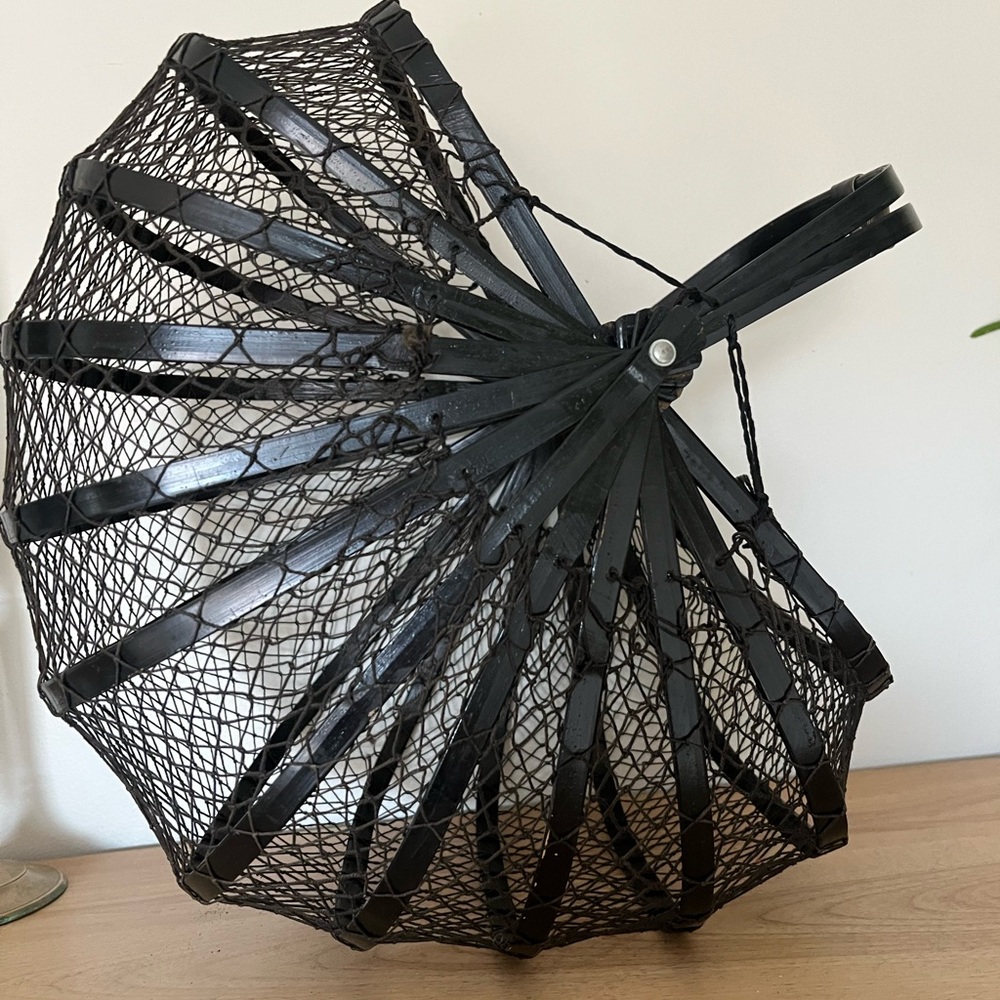 Vintage 1960’s Japanese collapsible bamboo and fishnet folding basket - Picture 5 of 6